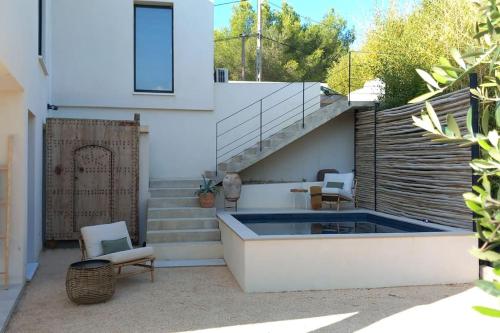 une maison avec une piscine à côté d'un escalier dans l'établissement Appartement Indépendant avec Jardin et Piscine en Provence, à Ventabren