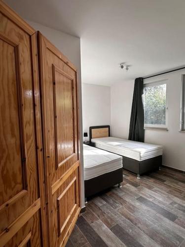 Ένα ή περισσότερα κρεβάτια σε δωμάτιο στο 4 Zimmer Apartment, Parkplatz & Garten, Nah A10, Berlin