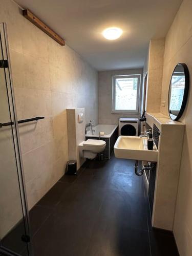 Ένα μπάνιο στο 4 Zimmer Apartment, Parkplatz & Garten, Nah A10, Berlin