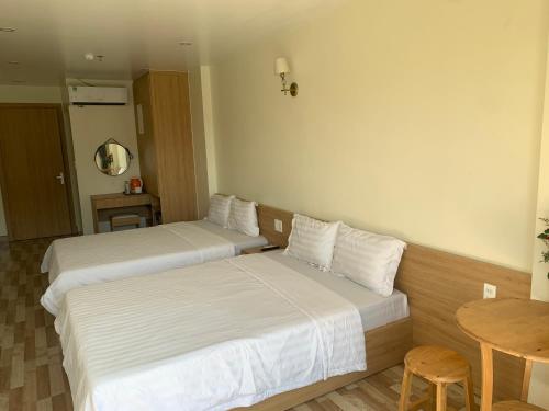 Anh Như Lake View Hostel Cat Baにあるベッド