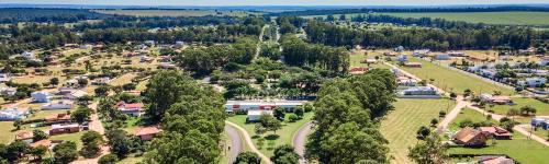una vista aérea de una pequeña ciudad con árboles en Quarto Casa de Campo Frente Lago, en Águas de Santa Bárbara