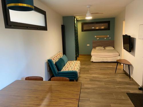 une chambre avec un lit, une table et une chaise dans l'établissement Dépendance, à Mérignac