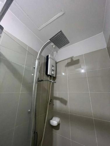 un bagno con doccia e un soffitto con una luce di BGF Condominium unit rental a Manila