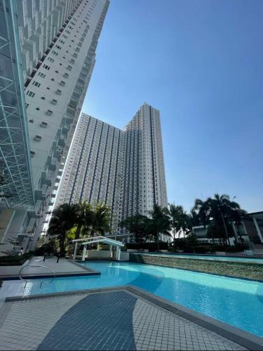 una piscina di fronte a edifici alti di BGF Condominium unit rental a Manila