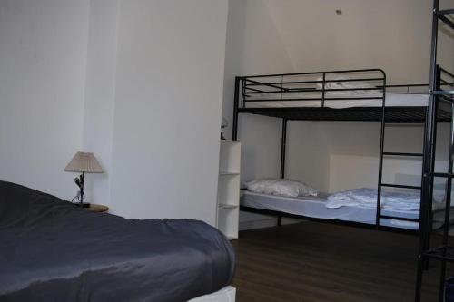 une chambre avec deux lits superposés et une lampe dans l'établissement Maison de 100m2 récemment rénovée Cancale, à Cancale
