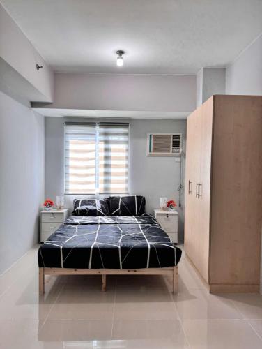 una camera da letto con un letto e una finestra di BGF Condominium unit rental a Manila