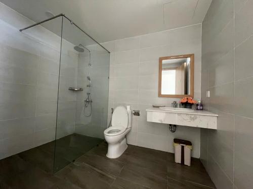 a bathroom with a toilet and a sink and a shower at Huy Hoàng Hotel in Xóm Cầu Hin