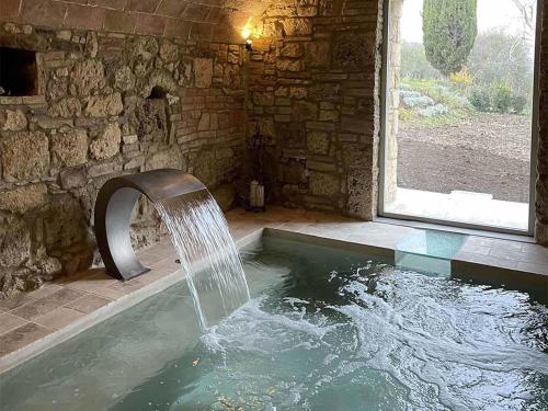 bañera con fuente de agua en una habitación en AMORE RENTALS - Villa Viola, en Sarteano