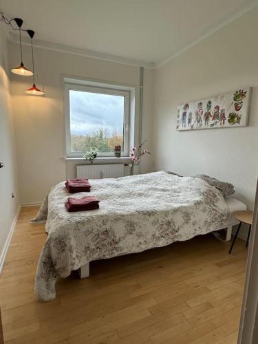 En eller flere senge i et værelse på Stor og Lys Lejlighed i Hjertet af Holstebro