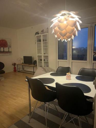 Et opholdsområde på Stor og Lys Lejlighed i Hjertet af Holstebro