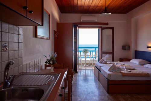 Postel nebo postele na pokoji v ubytování Vlachakis Hotel