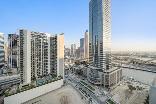 1BR Dubai, Merano Canal View Retreat Near Metro Dining Shopping Mall