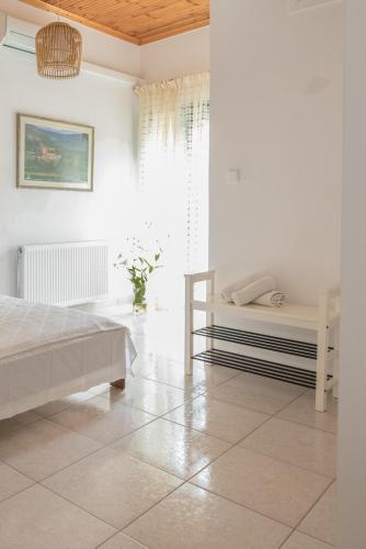 Ένα ή περισσότερα κρεβάτια σε δωμάτιο στο Vaios Villa LakeView 1