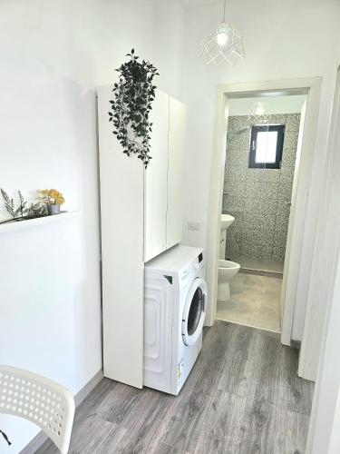 a washing machine in a bathroom with a toilet at Marianne, Apartament 2 Camere, Viilor 9 in Chiajna