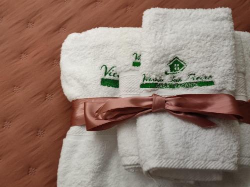 a couple of towels with a bow on them at Casa Vacanze Vicolo San Pietro in Agrigento
