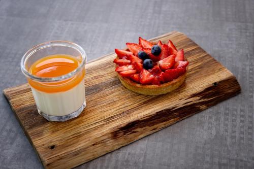a toast with fruit and a glass of orange juice at Maison d'hôtes & SPA La Scierie in Salins-les-Bains