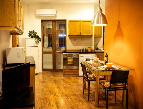 Dapur atau dapur kecil di Three Cities Apartments