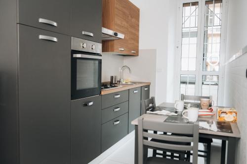 eine Küche mit Tisch und Herd oberen Backofen in der Unterkunft I ricordi di San Pietro in Rom