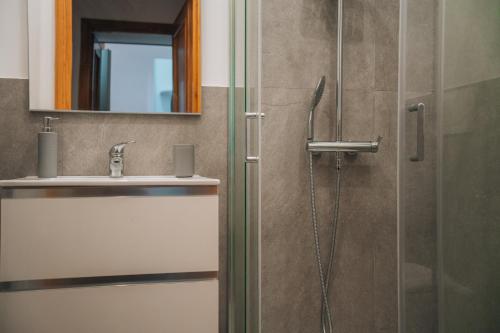 ein Badezimmer mit Dusche, Waschbecken und Spiegel in der Unterkunft I ricordi di San Pietro in Rom