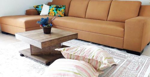 a living room with a couch and a coffee table at Temporada Belas Casas in São Pedro
