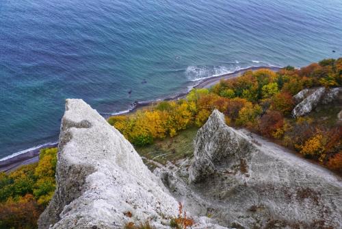 an aerial view of the ocean and a rock formation at Kuschelige Herbsttage und Meeresrauschen in Breege