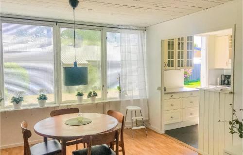 モンステロアスにあるStunning Home In Mönsterås With Wifiのキッチン(テーブル、椅子付)、窓