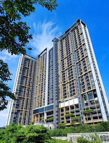 un grande edificio con due edifici alti di Niche Mono 2 Bedroom next to BTS Bearing a Samut Prakan