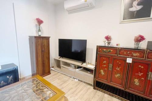 TV o dispositivi per l'intrattenimento presso Niche Mono 2 Bedroom next to BTS Bearing