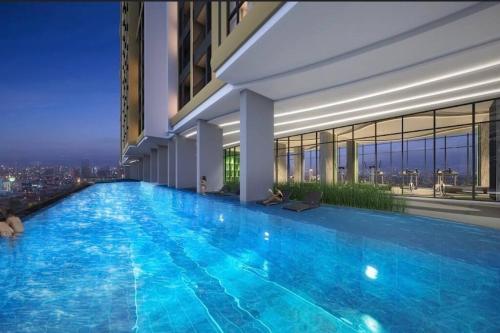 una grande piscina sul lato di un edificio di Niche Mono 2 Bedroom next to BTS Bearing a Samut Prakan