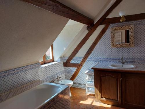 une salle de bain avec une baignoire et un lavabo dans l'établissement moulin des Gondrillers Jusqu'à 30 personnes, à Saint-Martin-dʼÉcublei