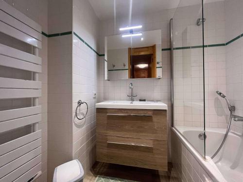 une salle de bain avec un lavabo, une baignoire et des toilettes dans l'établissement Appartement cosy, proche commerces et pistes, ideal skieurs, 1 ch, non-fumeur - FR-1-355-247, à Les Allues