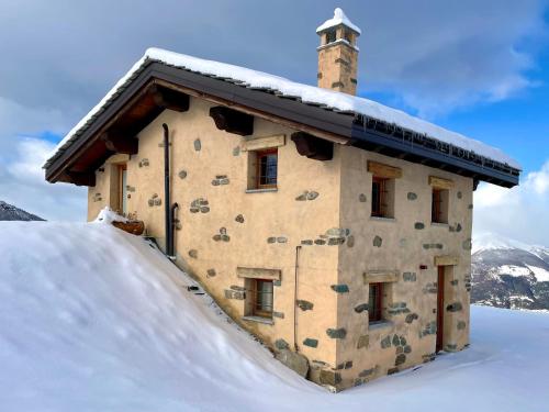 格雷桑Alpine Dream House - Chalet的雪中覆盖的建筑