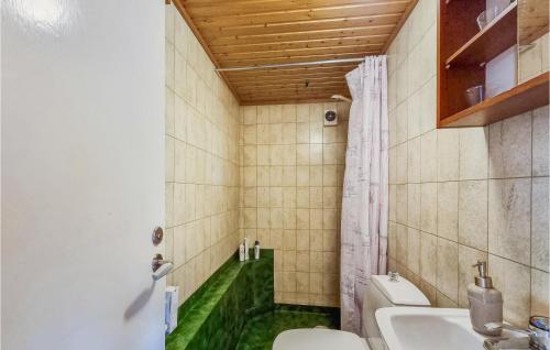 a bathroom with a toilet and a sink at Amazing Home In Färgelanda With Wifi in Färgelanda