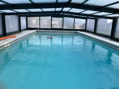 une grande piscine avec de l'eau bleue dans l'établissement La maison d’Eloi, à Montignac-Charente