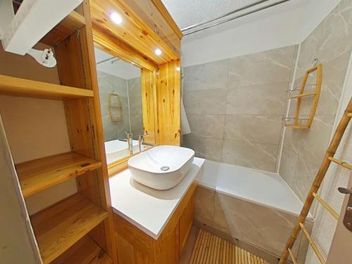une salle de bain avec toilettes, baignoire et lavabo dans l'établissement Charmant 2 pièces aux Saisies, balcon sud-ouest, centre station, 4 pers., classé 2 étoiles - FR-1-594-139, à Hauteluce