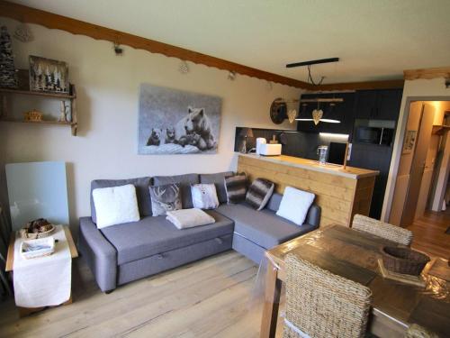 un salon avec un canapé et une table dans l'établissement Charmant 2 pièces aux Saisies, balcon sud-ouest, centre station, 4 pers., classé 2 étoiles - FR-1-594-139, à Hauteluce