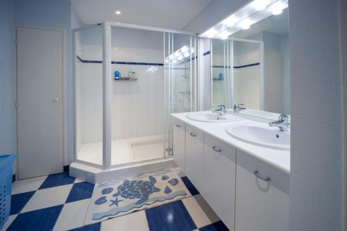 une salle de bain blanche avec deux lavabos et une douche dans l'établissement Grande longère rénovée spacieuse et lumineuse, à Étel