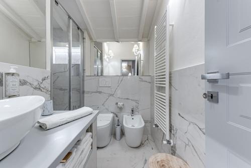 Bilik mandi di b&b BORGO CAPITANO COLLECTION Albergo diffuso - Centro Storico