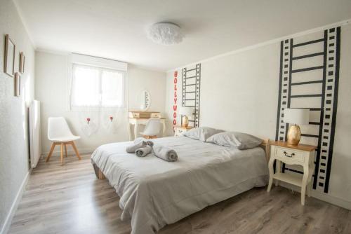 Ένα ή περισσότερα κρεβάτια σε δωμάτιο στο le repos de l'aubance , avec grand jardin et SPA