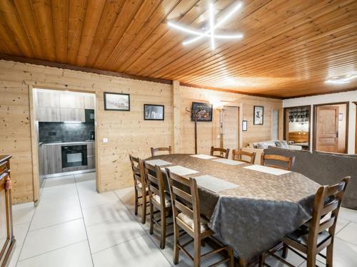 une salle à manger avec une table et des chaises dans l'établissement Appartement 3P pour 6 pers. à Châtel, proche remontées, terrasse, parking, WIFI - FR-1-676-79, à Châtel