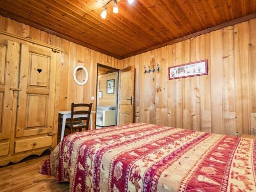 une chambre avec un lit dans une pièce en bois dans l'établissement Appartement 3P pour 6 pers. à Châtel, proche remontées, terrasse, parking, WIFI - FR-1-676-79, à Châtel