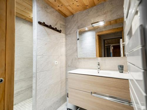 une salle de bain avec un lavabo et une douche dans l'établissement Appartement 3P pour 6 pers. à Châtel, proche remontées, terrasse, parking, WIFI - FR-1-676-79, à Châtel