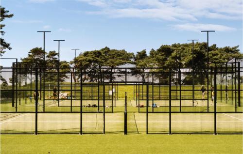 Instalaciones para jugar a tenis o squash en Amazing Home In Löddeköpinge With Wifi o alrededores