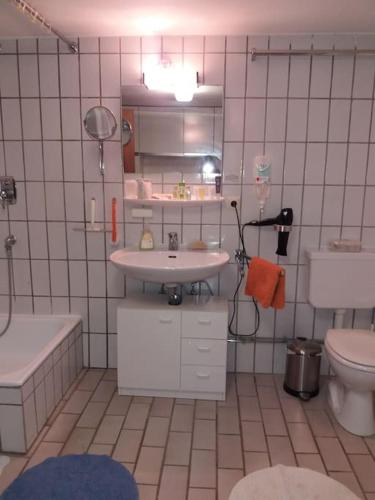 Bilik mandi di Souterain Appartement 19 min zu Fuß Downtown