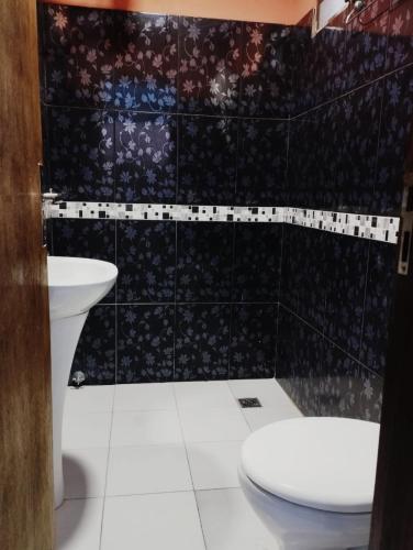 a bathroom with a toilet and a sink at Mi Hábitat in Asuncion