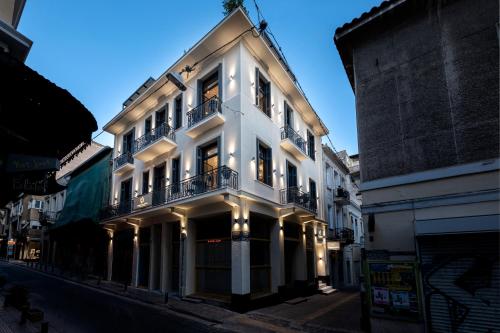 un edificio blanco con balcones en una calle de la ciudad en Athens Manor Houses, en Atenas
