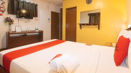 Letto o letti in una camera di RedDoorz at La Casa Guesthouse former RedDoorz at Tamarind Street Angeles City