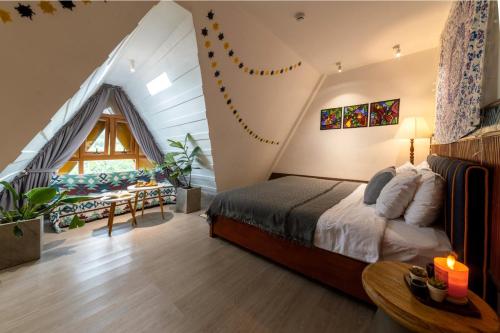 Una cama o camas en una habitación de Casanova Dalat Hotel