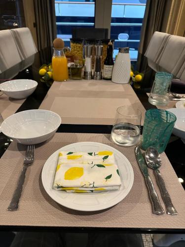 蒙特卡罗c-hotels Edesia的一张桌子,上面有一块蛋糕