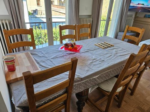 une table à manger avec un chiffon bleu dans l'établissement Maison Familiale Suzzann Luchon, à Luchon